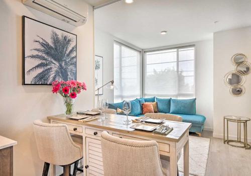 uma sala de estar com uma mesa e um sofá azul em NEW! Stylish Townhome in Ballard em Seattle