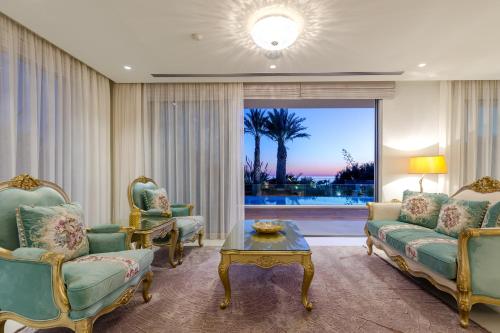 Χώρος καθιστικού στο Palace of Mediterranean Beachfront Villa