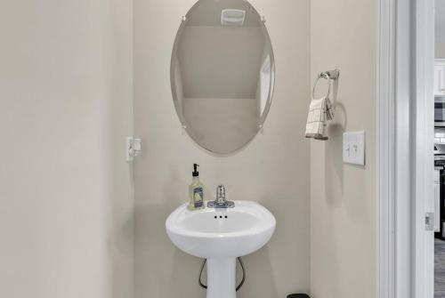 Centrally Located Myrtle Beach House Near Sports Center, Broadway at the Beach, Shopping, Beach, and Golf photo 36