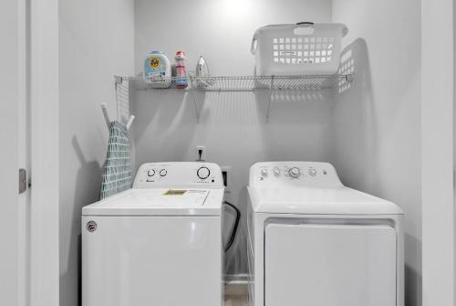 Centrally Located Myrtle Beach House Near Sports Center, Broadway at the Beach, Shopping, Beach, and Golf photo 16