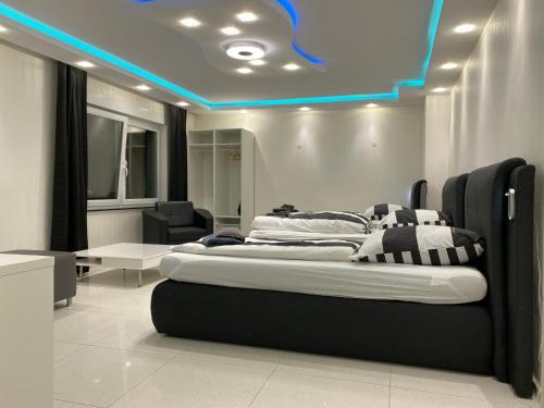 - une chambre avec un lit et un plafond bleu dans l'établissement Aparts House - Balkon-WiFi-Kitchen, à Essen