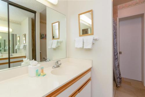uma casa de banho com um lavatório e um espelho em Hale Kamaole 315 em Wailea