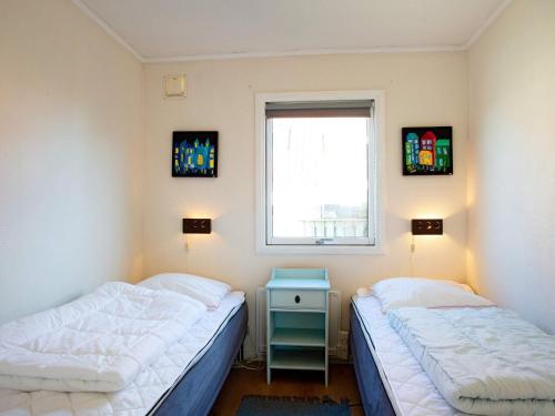 ロッケンにあるThree-Bedroom Holiday home in Løkken 63の窓付きの部屋 ベッド2台