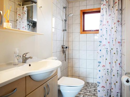 ロッケンにあるThree-Bedroom Holiday home in Løkken 63のバスルーム(洗面台、トイレ、シャワー付)