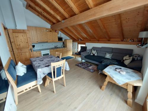 uma sala de estar com um sofá azul e uma mesa em Ferienhof PUA em Sent