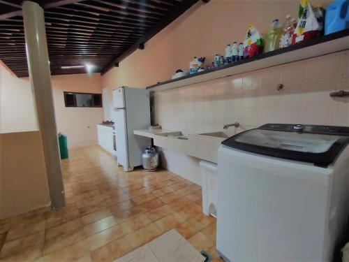 eine Küche mit einer Waschmaschine in einem Zimmer in der Unterkunft A Oca Hostel Bar in João Pessoa