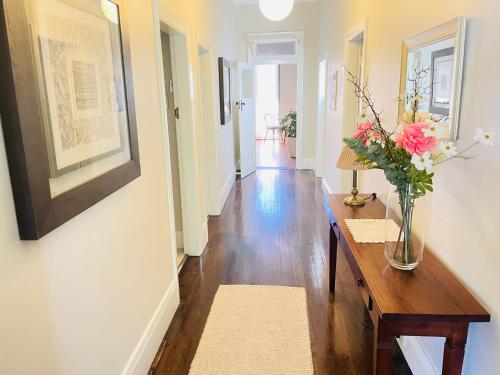 Gambar di galeri bagi Classic Meets Modern in Central Wagga di Wagga Wagga