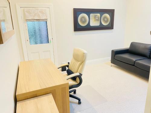 Ruang duduk di Classic Meets Modern in Central Wagga