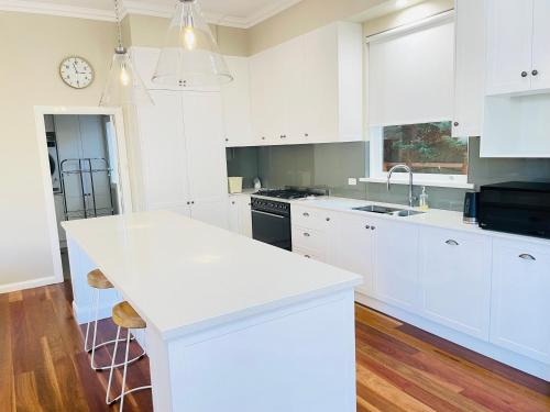 Dapur atau dapur kecil di Classic Meets Modern in Central Wagga