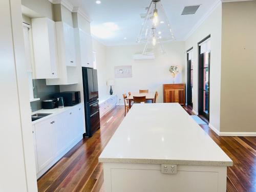 Dapur atau dapur kecil di Classic Meets Modern in Central Wagga