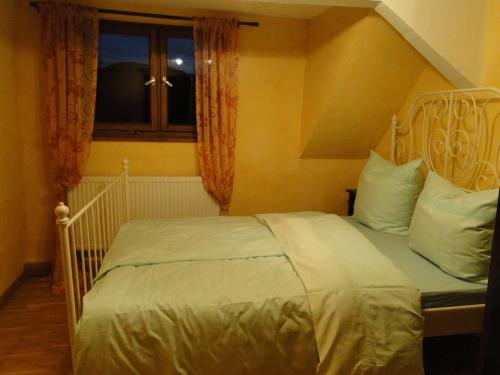 a bedroom with a bed with white sheets and a window at Kleine Residenz am Zehnthof in Senheim