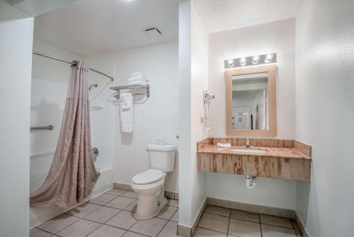 uma casa de banho com um WC, um lavatório e um espelho. em Studio 6-Corpus Christi, TX - North em Corpus Christi