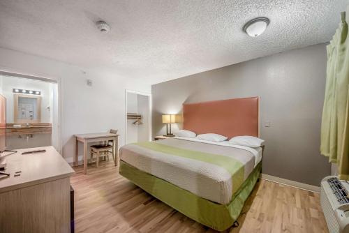 Кровать или кровати в номере Studio 6-Corpus Christi, TX - North