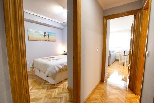 Un pat sau paturi într-o cameră la Cuencaloft Rotonda Alfares