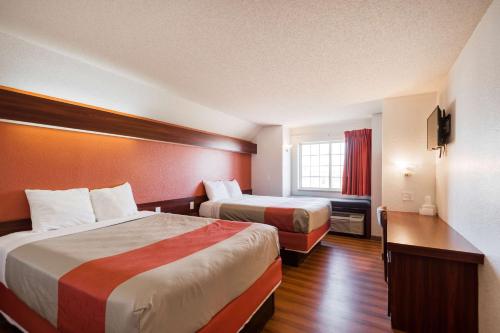 ein Hotelzimmer mit 2 Betten und einem Fenster in der Unterkunft Motel 6-Olathe, KS in Olathe