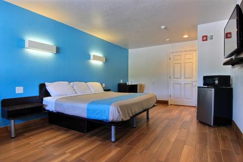 a bedroom with a bed and a blue wall at Motel 6-Rockport, TX in Rockport