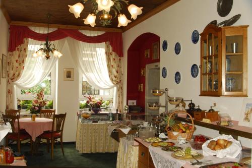 eine Küche mit einem Tisch mit Essen drauf in der Unterkunft Hotel Am Josephsplatz in Nürnberg