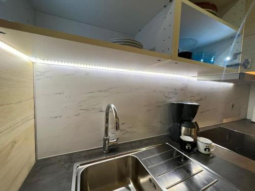 una cocina con fregadero y encimera en Lanús Malpica de Bergantiños-Costa da Morte, en Malpica de Bergantiños