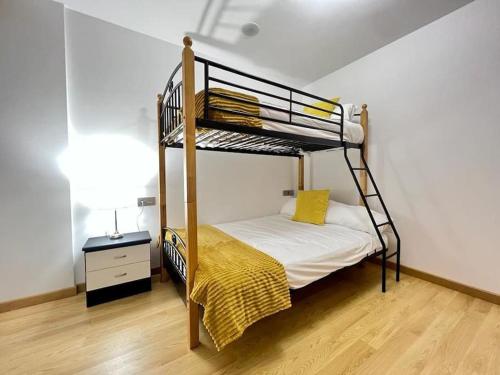 1 dormitorio con litera y almohada amarilla en Lanús Malpica de Bergantiños-Costa da Morte, en Malpica de Bergantiños