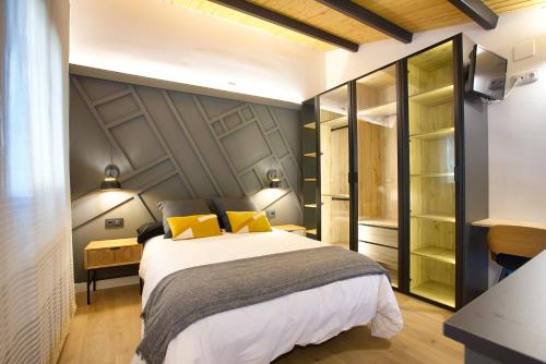 een slaapkamer met een groot bed met gele kussens bij Cuencaloft Buenavista in Cuenca