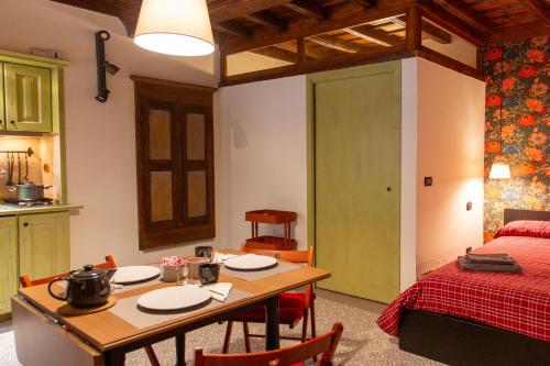 - une salle à manger avec une table et un lit dans l'établissement Casa Vibrisse, à Turin