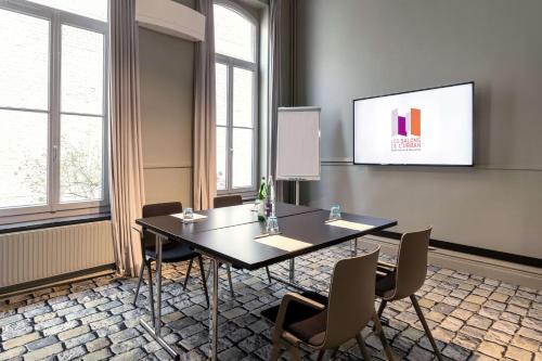 a meeting room with a black table and chairs at Best Western Urban Hotel in Lille