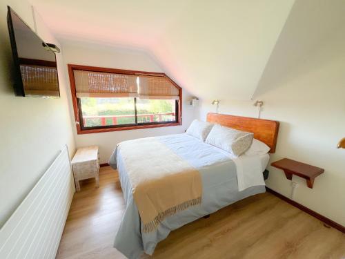 una camera con letto e finestra di Agua y Campo Hotel Boutique a Osorno