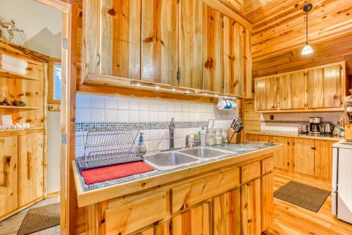 Kuchyň nebo kuchyňský kout v ubytování Cedar Cabin