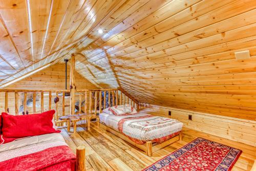 1 dormitorio con 2 camas en una cabaña de madera en Cedar Cabin, en Welches