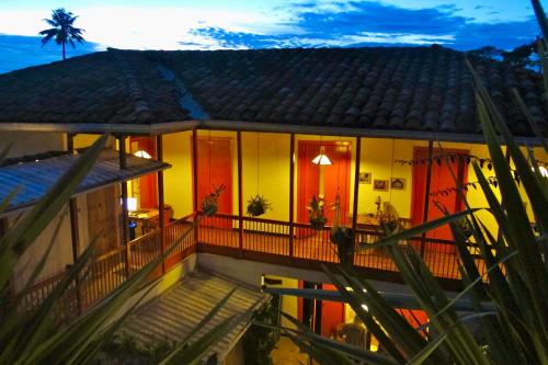 a house with red doors and a balcony at Hostal Tralala Salento in Salento