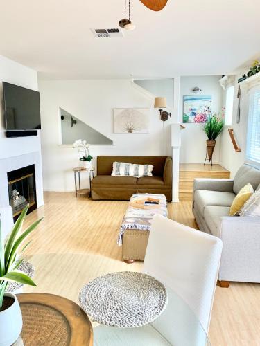 a living room with a couch and a table at Pismo Beach Rental in Pismo Beach