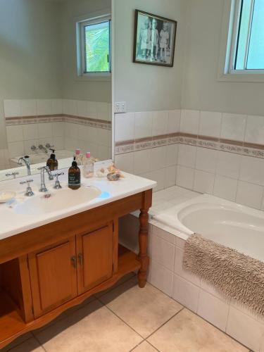 ein Badezimmer mit einer Badewanne, einem Waschbecken, einer Badewanne und einer Badewanne in der Unterkunft Clearwater estate in Doonan