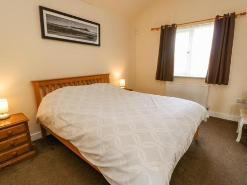 LongframlingtonにあるWansbeckのベッドルーム(大きな白いベッド1台、窓付)