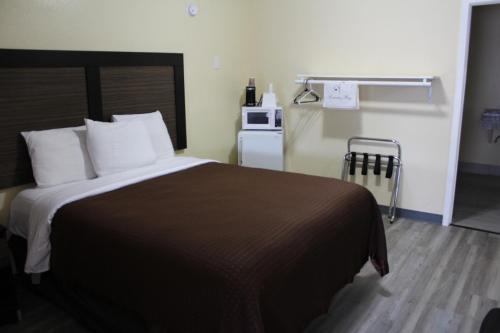Rodeway Inn Medford South I-5にあるベッド