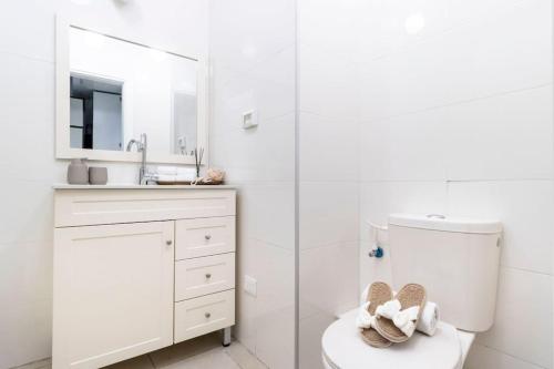 ein Badezimmer mit einem WC, einem Waschbecken und einem Spiegel in der Unterkunft Luxury 3 bedroom apt, Harav Kook7 in Jerusalem