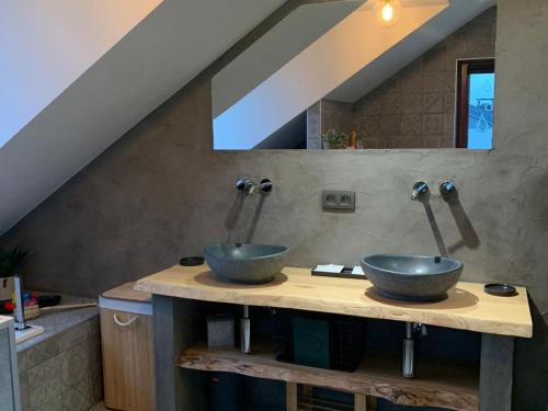 dos lavabos sentados en un mostrador en un baño en Modern holiday home in Bertrix with garden, en Bertrix