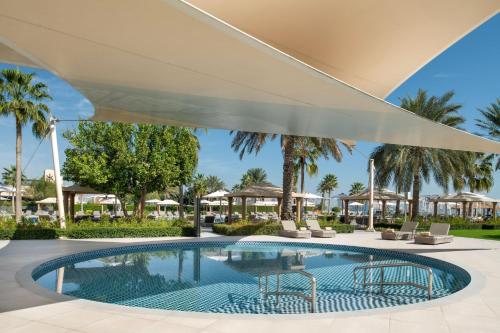 Bazén v ubytování The St. Regis Doha nebo v jeho okolí