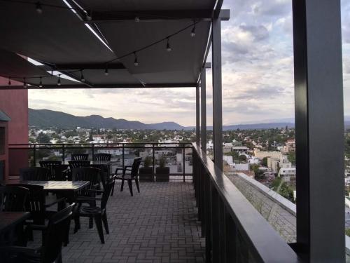 un patio con mesas y sillas y vistas a la ciudad en Edificio Leonardo departamento 16 en Villa Carlos Paz