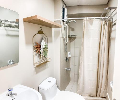 Koupelna v ubytování Lovely 1 Bedroom unit in Avida w/ WiFi (upto 4 pax)