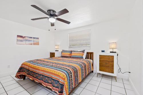 a bedroom with a bed and a ceiling fan at Casa Cocoanut in Sarasota