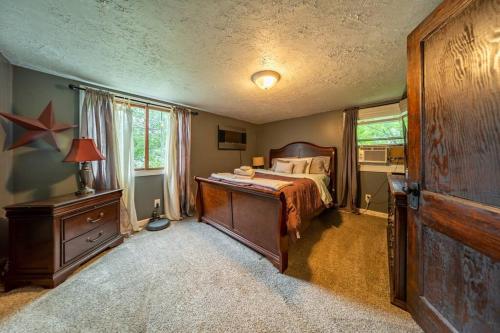 1 dormitorio con 1 cama y vestidor en una habitación en Cheerful 3 BR. 2 Bath, Spacious Family Home en Akron