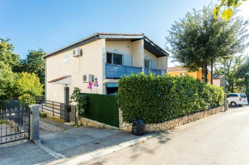 Apartments with parking space Njivice, Krk - 20504