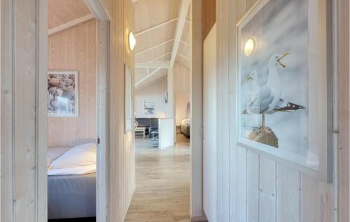 シェーンハーゲンにあるStrandblick 31のベッド付きの部屋と廊下付きの部屋