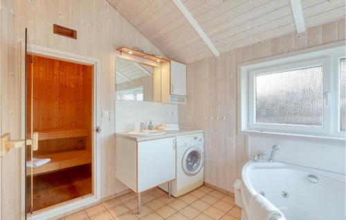 シェーンハーゲンにあるStrandblick 31のバスルーム(洗濯機、シンク、バスタブ付)
