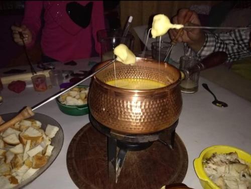 een pot met eten op een tafel bij Bosque Holístico del Fin del Mundo in Ushuaia