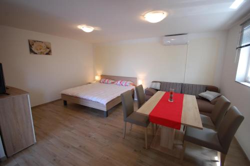 Una cama o camas en una habitación de Apartments with a parking space , Krk - 20629