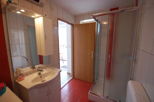 Un baño de Apartments with a parking space , Krk - 20629