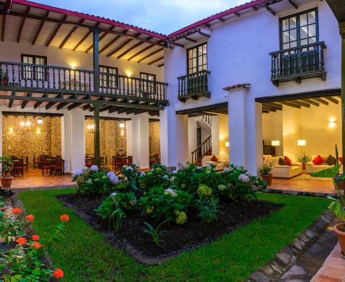 een huis met een binnenplaats met een tuin bij La Xalca Hotel - Asociado Casa Andina in Chachapoyas