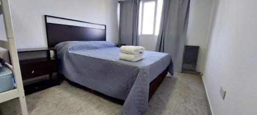 1 dormitorio con 1 cama con 2 toallas en LAS3B 2950 en General Roca