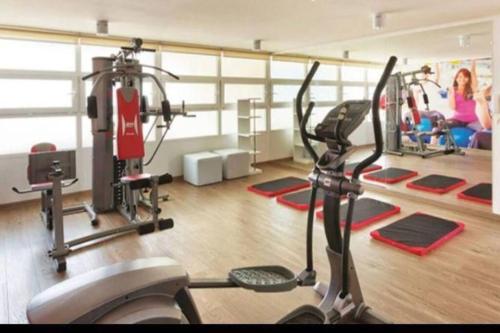 a gym with two people in a room at Departamento frente al mar YMAS in La Serena